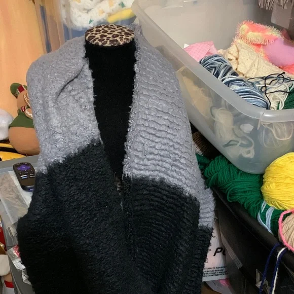 Black and Gray Textured Shawl (M-L-XL) - Picture 5 of 6